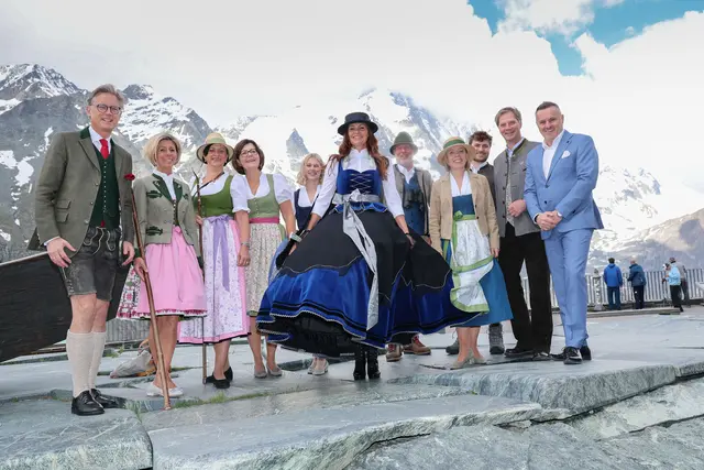 Feierliche Banddurchschneidung zur Eröffnung der neuen Ausstellung „Gipfeltreffen Eurer Majestäten“ auf der Kaiser-Franz-Josefs-Höhe. Bei der Präsentation des "Dirndl Kaiserblick" durch Andrea vom Heimatwerk Salzburg. Links im Bild Johannes Hörl (Vorstand Großglockner Hochalpenstraßen AG), rechts Martin Lackner (Bürgermeister Gemeinde Heiligenblut am Großglockner) und Klaus Panholzer (Geschäftsführer Schönbrunn Group und Präsident Austrian Leading Sights) mit dem Team des Heimatwerk Salzburg | Foto: grossglockner.at / Franz Neumayr