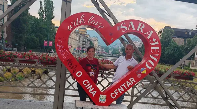 Srđan Vidović mit seiner Ehefrau Dijana Bobek in der Hauptstadt von Bosnien. | Foto: privat