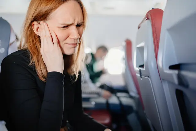 Ohrenschmerzen, gereizte Atemwege oder trockene Schleimhäute können die Urlaubsfreude schnell trüben. Mit einfachen Maßnahmen lässt sich vorbeugen.