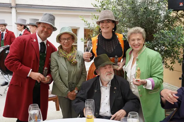 Für jahrelanges, aktives Mitgestalten der Fluh erhielten Marion Pfeiffer (2. v. re.) und Günther Büchele (li.) den Ehren-Seebrünzler 2026. | Foto:  Kinzs