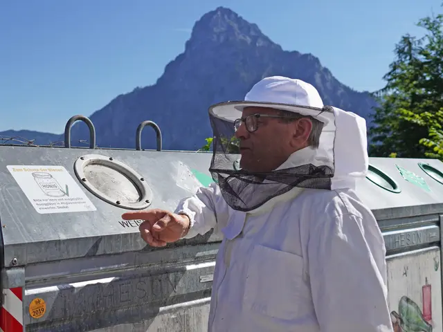 Aufgleber auf den Containern informieren, Honiggläser unbedingt auswaschen. | Foto: BAV Gmunden