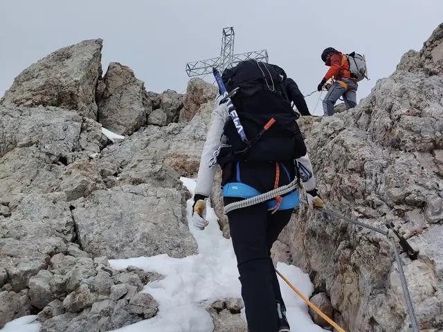 Der Gipfel liegt direkt über dem Klettersteig.