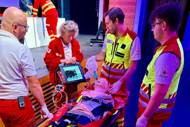 Der Patientenmonitor Corpuls 3 (Defibrillator und EKG) im Übungsszenario ROSC (Rückkehr des Spontankreislaufs).  | Foto: Rotes Kreuz Salzburg