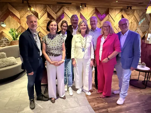 Der neu gewählte Vorstand des Skål Club Zell am See: v.l.n.r. Stefan Putz, Karin Zöggeler, Johanna Neumayr, Horst Wieder, Ursula Auer, Michael Heuer, Ingeborg Bernhard, Gernot Auer | Foto: Skål Club International Zell am See