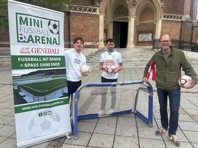 Vom 26. bis 28. Juni findet – zeitgleich mit der Fußball-Weltmeisterschaft – der Mini-Fußball-Cup Rudolfsheim-Fünfhaus statt. Mit dabei: Bezirkschef Baurecht (SPÖ, re), sowie Ex-Internationaler Paul Scharner und der aktuelle FAC-Kapitän Mirnes Becirovic (Mitte). | Foto: BV15
