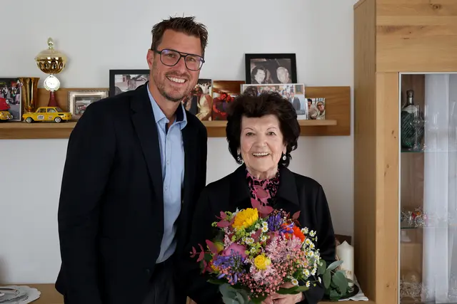 Bgm. Christian Härting gratulierte Rosa Brückl im Namen der Marktgemeinde Telfs zum 90. Geburtstag | Foto: Marktgemeinde Telfs 