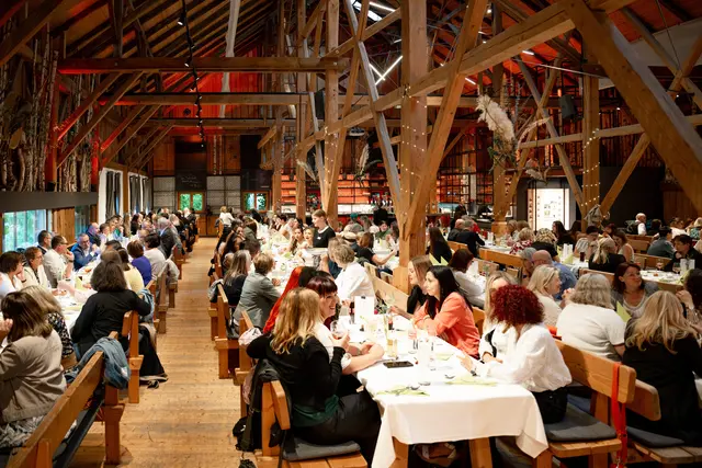 Mehr als 200 Mitarbeiter:innen des Sozialhilfeverbandes Ried folgten der Einladung zum Mitarbeiterfest am Loryhof. | Foto: Hamster Der Bildermacher