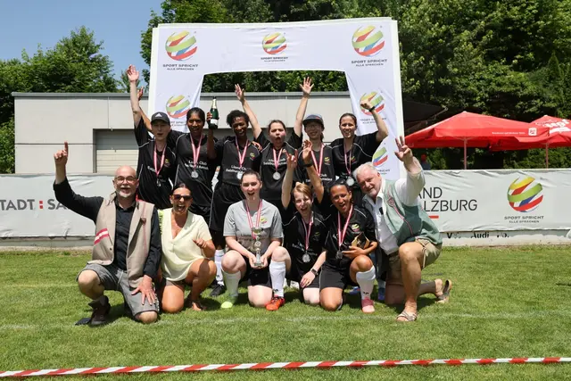 Das Team „United“ feiert bei der Integrations-Fußball-WM 2025 den zweiten Platz. | Foto: Mandl/ Sport spricht alle Sprachen