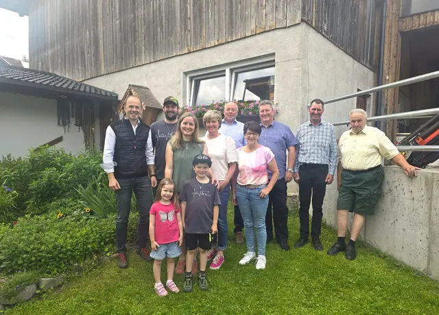 LK-Präsident Josef Hechenberger, Stefan, Andrea, Leonie und David Greuter, Andrea Lechleitner, Bezirksobmann-Stv. Benedikt van Staa, Vizepräsidentin Helga Brunschmid, Otmar Juen, Andreas Gstrein und Hans Greuter. | Foto: LK Tirol