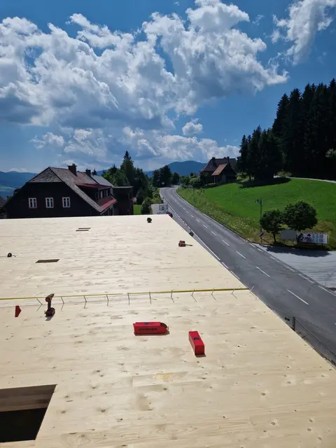 Schritt für Schritt wurde das Gebäude in eineinhalb Jahren errichtet.  | Foto: Gemeinde Hirschegg-Pack