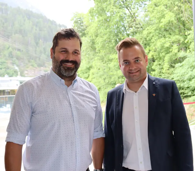 Der Landecker Gemeinderat Johannes Schönherr mit dem Zammer Landtagsabgeordneten Dominik Traxl.  | Foto: Elisabeth Zangerl