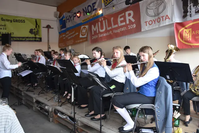Junge Musiker spielen