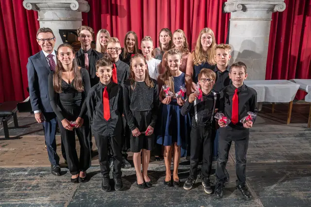 Viele junge Preisträger bei der Gala der Jungen Künstler im Rahmen des 13. Schlo(u)ssmusik-Festivals der Musikschule | Foto: Erich Auer