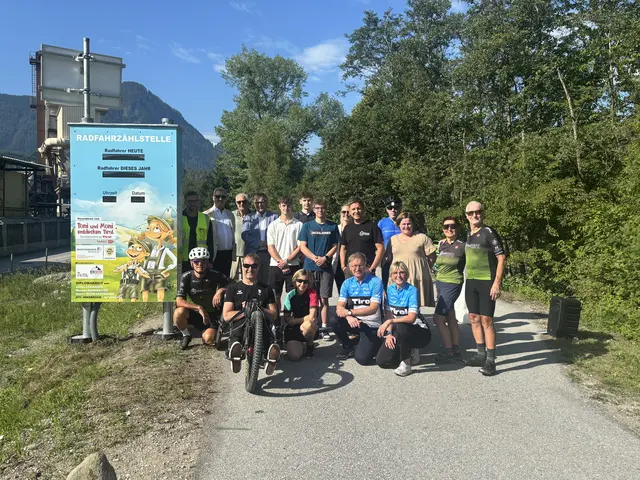 Die neue Messstation zählt Radfahrer mithilfe künstlicher Intelligenz und kommt ohne Induktionsschleifen im Asphalt aus. Dm donnerstag, 18. Juni wurde sie bei einer Pressekonferenz präsentiert.  | Foto: Martina Obertimpfler 