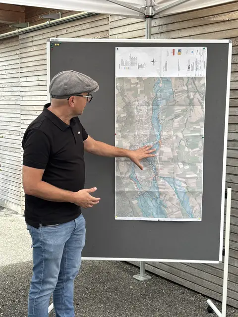 Christoph Stampfl, Baugebietsleiter Westliches Innviertel, erklärt, wo die Hochwasserschutzmaßnahmen greifen sollen.  | Foto: MeinBezirk/Anja Kern