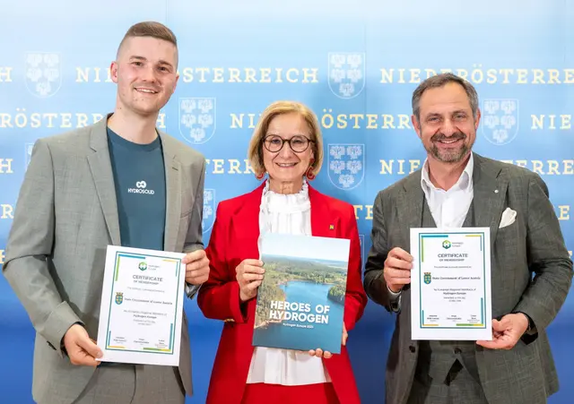 Freuen sich über den Beitritt Niederösterreichs zur Initiative Hydrogen Europe: Lukas Renz, seit 1. Juni 2026 Sonderbeauftragter des Landes Niederösterreich für die europäische Wasserstoffstrategie, Landeshauptfrau Johanna Mikl-Leitner und Jorgo Chatzimarkakis, CEO des europäischen Wasserstoffverbandes Hydrogen Europe. | Foto: NKL Burchhart