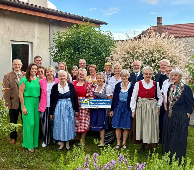 Im Rahmen einer Veranstaltung wurde sie zur Ehrenobfrau ernannt. Zahlreiche Mitglieder der Ortsgruppe sowie Funktionäre nahmen an der Ehrung teil. | Foto: Gemeinde Pernegg