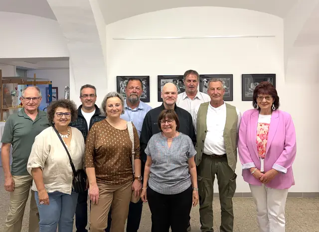 Bei der Eröffnung waren ua auch die Mitglieder und FotokollegenInnen vom Fotoclub blende22:
Franz Unterberger, Irene Wallner, Rainer Geßelbauer, Andrea Nestler, Alfred Glanzer, Waltraud Unterberger, Alfred Martinschitz, Tanja Krauß 
und die ausstellenden Street-Fotografen Enver Gölge und Peter Wagner.