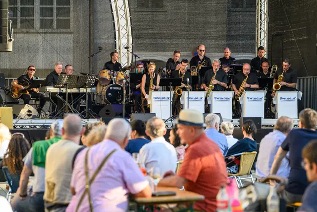 Die Swingin‘ Sirs &amp; Sisters bringen Stimmung auf die Bühne. | Foto: MGL/Nes