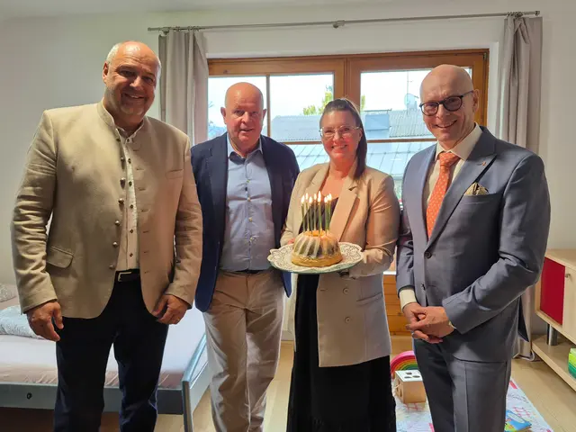 Von links: Wolfgang Arming, SOS-Kinderdorf Standortleiter Salzburg; Konrad Pieringer, Bürgermeister Seekirchen; Theresa Kolm, SOS-Kinderdorf Sozialpädagogin Mutter-Kind-Wohnen; Wolfgang Fürweger, Soziallandesrat. | Foto: SOS-Kinderdorf