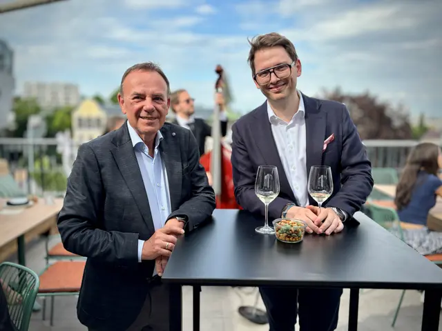 Bezirksvorsteher Gerald Bischof (SPÖ) und Geschäftsführer Christian Glotz (r.) bei der Neueröffnung. Das Familienunternehmen ist seit fast 100 Jahren eine feste Adresse im Bezirk. | Foto: BV 23