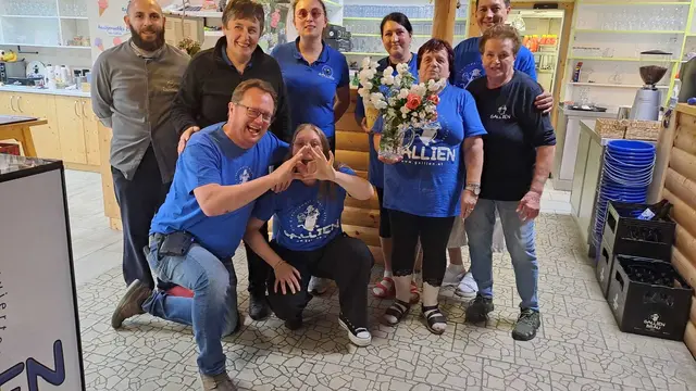 Filip Rigo, Moni Toifl, Manu Toifl, Simona, Tomas  (hinten v.l.), Bruno Toifl, Markus Linsbauer, Rosi Plessl und Oma Elfi. | Foto: Markus Kahrer