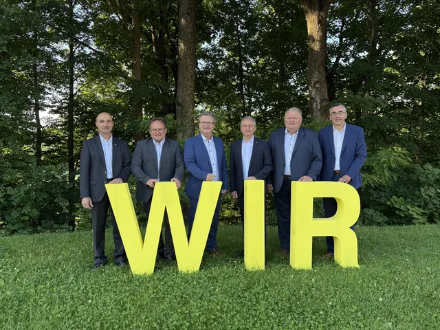 Die Spitzenfunktionäre aus Dobersberg und der Raiffeisenbank im Thayatal: Aufsichtsrats-Vorsitzender Stv. Martin Ringl, Aufsichtsrats-Vorsitzender Stv. Reinhard Resl, Obmann-Stv. Christian Drucker, Obmann Herbert Rossnagl, Obmann-Stv. Erich Hagenauer und Aufsichtsratsvorsitzender Thomas Lebersorger (v.l.) | Foto: Raiffeisenbank im Thayatal