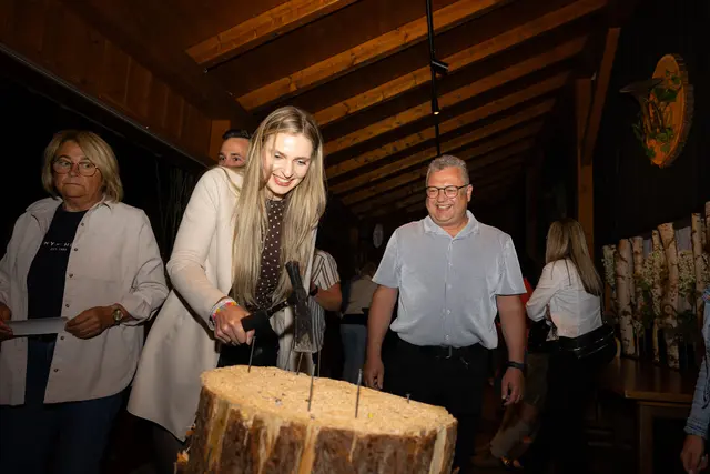 Martha Moser und Günther Hangl duellierten sich am Nagelstock. | Foto: Hamster Der Bildermacher