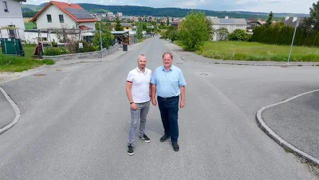 Mario Don und Verkehrsstadtrat Manfred Daniel in der Tempo 30-Zone im Bereich der Juliane Mittermaier Straße. | Foto: Langstadlinger / Stadtgemeinde Horn