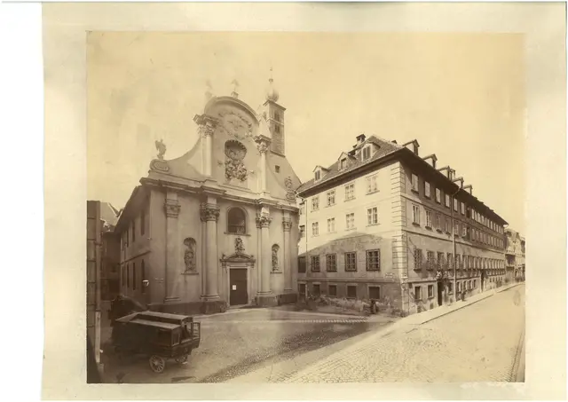 Historisch: Die Dreifaltigkeitskirche wurde 1704 zur Klosterkirche der Ursulinen geweiht.