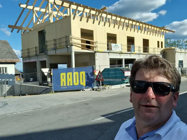 Bürgermeister Markus Prettenthaler vor dem Rohbau | Foto: Gemeinde Hirschegg-Pack