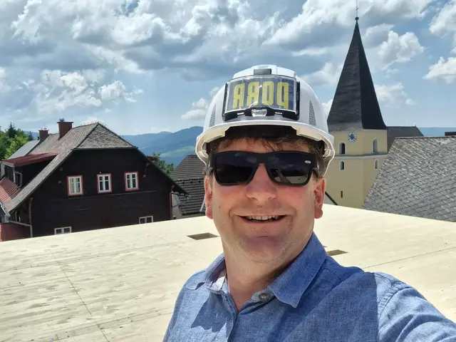 Bürgermeister Markus Prettenthaler freute sich über die Baufortschritte. | Foto: Gemeinde Hirschegg-Pack