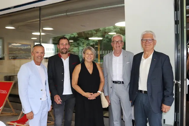 Otmar Ladner (Bezirksstellenleiter der WK Landeck), Thomas Rudig (Direktor-Stv. TFBS Landeck), Martina Bombardelli (Direktorin TFBS Landeck), Bgm. Herbert Mayer und der Landecker Bezirkshauptmann Siegmund Geiger.  | Foto: Elisabeth Zangerl