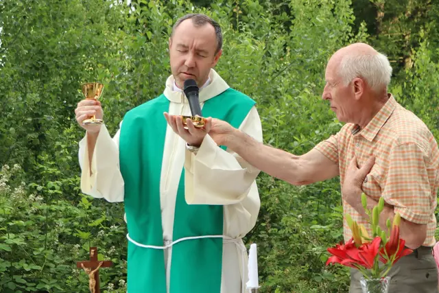 Zelbrant Pfarrer Marius Enåşel und Mikrofonhalter Franz Klement | Foto: Gerhard Langmann
