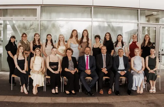 5B der BAFEP Ried:
1. Reihe von links nach rechts: Jana Linecker (Altheim), Franziska Leeb (Hohenzell), Annika Gruber (St. Georgen bei Grieskirchen), Abteilungsvorständin FOL Irene Moser, Direktor Mag. Reinhard Wimroither, Administrator Mag. Gernot Jahraus, Klassenvorstand Mag. Christian Steinschnack, Johanna Schreckeneder (GE) (Altheim), Christina Zauner (St. Marienkirchen bei Schärding)

2. Reihe von links nach rechts:
Laura Stockinger (GE) (Eggelsberg), Kristin Kammerer (Bad Goisern), Sarah Mitterbucher (GE) (Mehrnbach), Lara Lindlbauer (AE) (Aspach), Anna Hatheier (GE) (Mühlheim am Inn), Nina Linecker (GE) (Mühlheim am Inn), Theresa Grubmüller (AE) (St. Johann am Walde), Margareta Schwarzgruber (AE) (Weibern), Julia Mairleitner (AE) (St. Georgen bei Obernberg), Emilia Zechiel (Gallspach), Ronja Schubert (GE) (Braunau am Inn), Marlene Ecklmayr (St. Thomas)

AE = Ausgezeichneter Erfolg
GE = Guter Erfolg | Foto: Laura Stockinger
