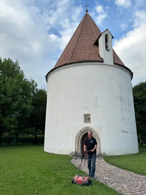 Oberleutnant Steinbacher Michael ist für den riesigen großen Garten und das gesamte Haus zuständig.  | Foto: Königer
