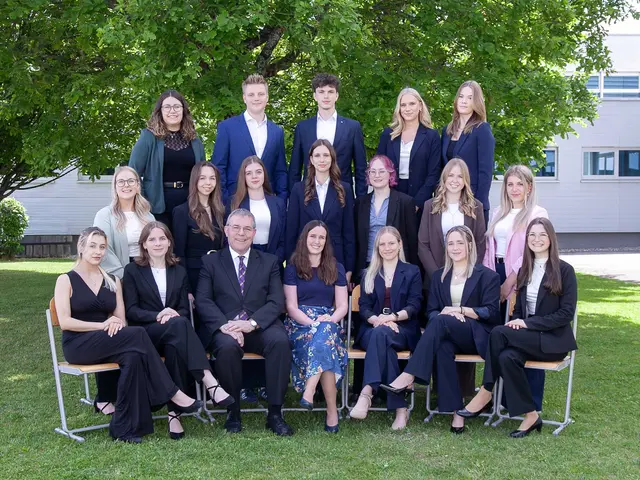 5aHLW
1. Reihe (v.l.): Emilie Mattle (G), Magdalena Brunnbauer (G), Direktor Roland F. Berlinger, Klassenvorständin Bettina Leitner, Clara Großalber, Emma König, Lena Eckerstorfer (A)
2. Reihe (v.l.): Katja Simmel (G), Selina Brandstötter, Ronja Höglinger, Sarah Bauer (G), Jana Mahringer, Elena Pusch (A), Pauline Leimpek (G)
3. Reihe (v.l.): Anna Vierlinger (G), Dominik Alberer (G), Jonas Harrer (A), Julia Edlinger (G), Lorena Satzinger (G)

Nicht am Foto: Emma Wöss (G) | Foto: GMR