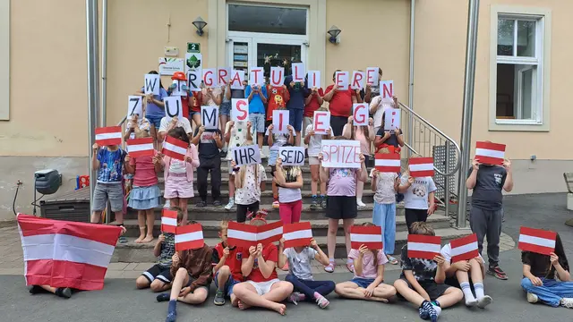 Großer Jubel beim Public Viewing: Die Schülerinnen ud Schüler fieberten gemeinsam mit und feierten den Sieg der österreichischen Mannschaft ausgelassen. | Foto: VS