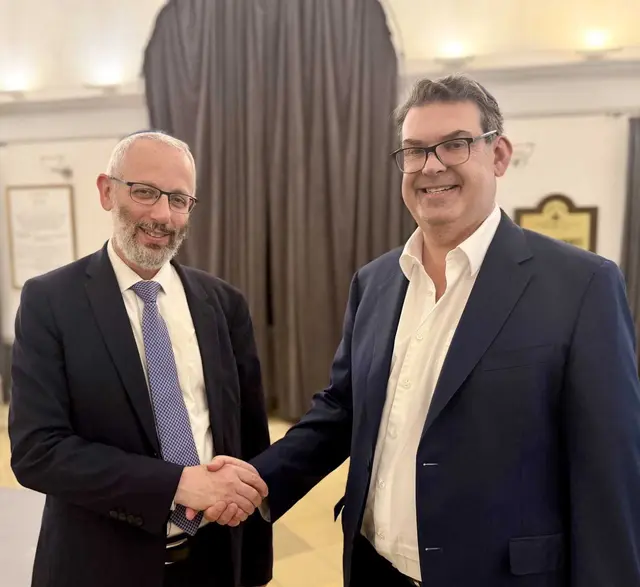 Rabbiner Yaron Nisenholz (li.) wird zum neuen Oberrabbiner der Israelitischen Kultusgemeinde Wien bestellt.  | Foto: IKG