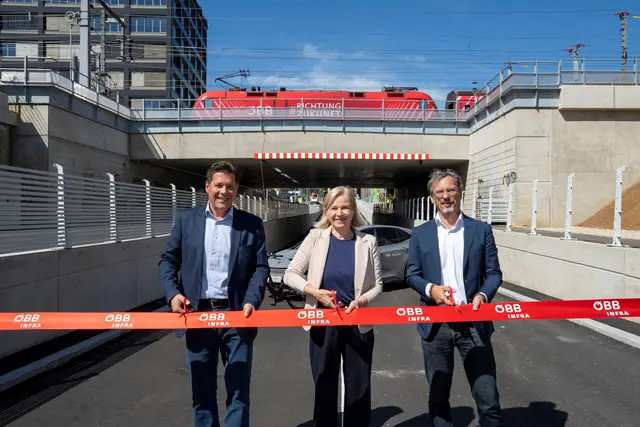 Die Eröffnung erfolgt am 19. Juni. Am Foto: Baudirektor Stadt Graz Bertram Werle, Vizebürgermeisterin Stadt Graz Judith Schwentner, Projektleiter ÖBB Infrastruktur AG Klaus Schneider (v. l.) | Foto: ÖBB/Chris Zenz