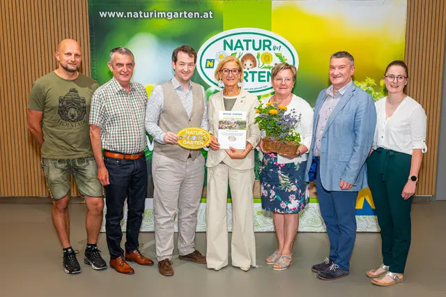 Viehdorf: Bauhofleiter Christian Zehetgruber, Geschäftsführender Gemeinderat Karl Radinger, Bürgermeister Markus Burgstaller, Landeshauptfrau Johanna Mikl-Leitner, Gemeinderätin Anneliese Brandstetter und Vizebürgermeister Franz Eder
Katharina Gruber (Gemeinde).