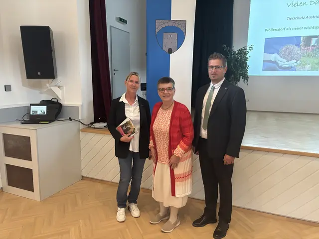 Tierschutzbeauftragte Pamela Dettmann-Zezula,, TSA-Präsidentin Madeleine Petrovic und  Bürgermeister Florian Pfaffelmaier. | Foto: Schauer