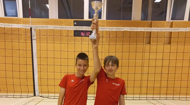 Darius Simu und Tristan Braun (von links) stemmen den Siegerpokal. | Foto: MS Pregarten