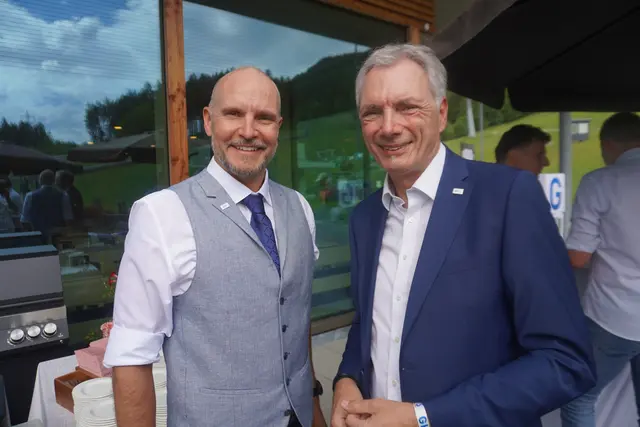Die GHS-Vorstände Martin Mimm und Dietmar Waldeck empfingen die Gäste zur Jubiläumsfeier bei der Talstation der Patscherkofelbahn. | Foto: MeinBezirk/Stefan Fügenschuh