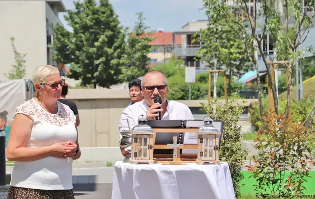 Wortgottesdienstleiter Günther Kreitzireck segnete Wohnanlage und Bewohner, Gattin Karin ministrierte  | Foto: Edith Ertl