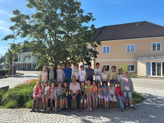 Bürgermeister Alois Six (M.) gab den Kindern einen Einblick in den Arbeitsalltag am Gemeindeamt.   | Foto: Gemeinde Vöcklamarkt