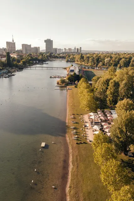 Das Sonnendeck ist ein neues Lokal auf der Alten Donau. | Foto: Sonnendeck