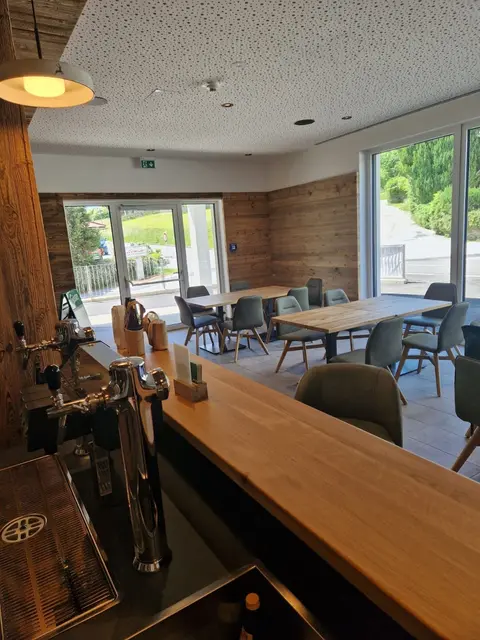 Der Gastrobereich ist freundlich, hell und gemütlich. | Foto: Gemeinde Hirschegg-Pack