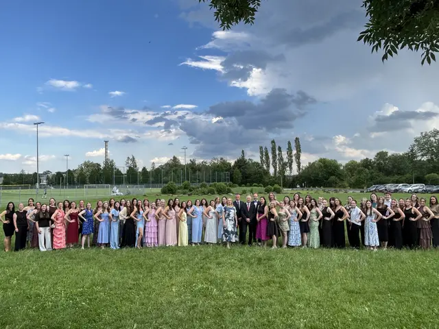 Die Absolventinnen und Absolventen der Bafep Hartberg feierten mit Familie und Freunde ihren Abschluss. | Foto: Leonie Stanzel