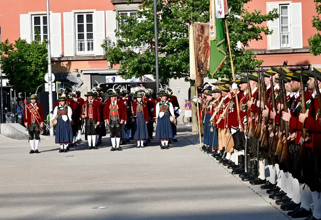 Die Musikkapelle und die Schützenkompanie aus Grinzens umrahmten den Landeeüblichen Empfang am Landhausplatz. | Foto: Hassl